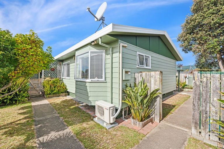 Photo of property in 52 Campbell Avenue, Paraparaumu, 5032