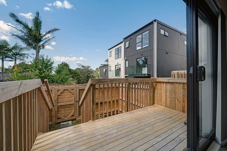 Photo of property in 2/105 Hobsonville Road, West Harbour, Auckland, 0618