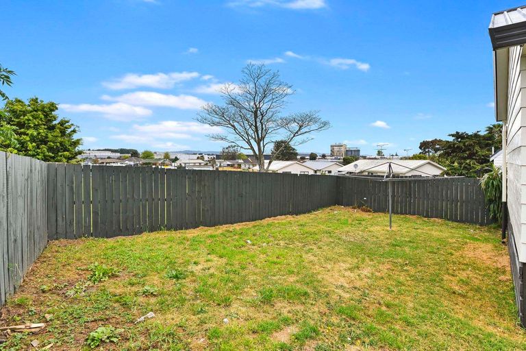 Photo of property in 2/20 Solveig Place, Randwick Park, Auckland, 2105