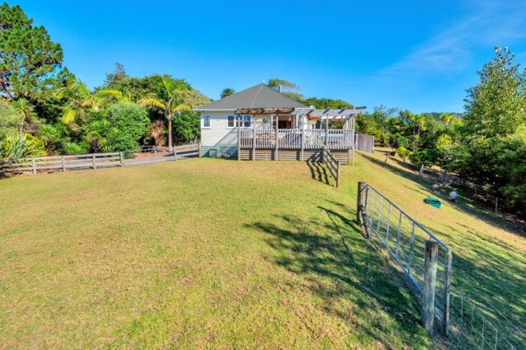 Photo of property in 2 Slater Road, South Head, Helensville, 0874
