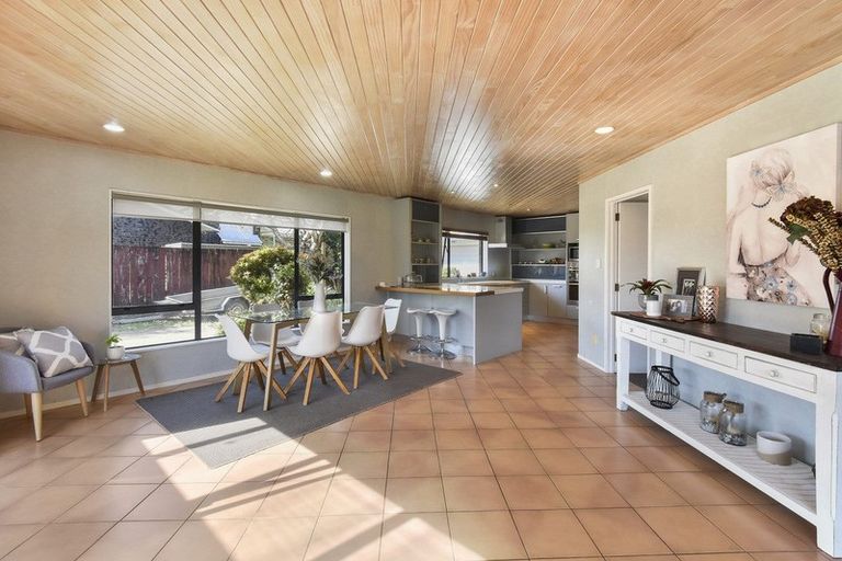 Photo of property in 25 Reynard Terrace, Conifer Grove, Takanini, 2112