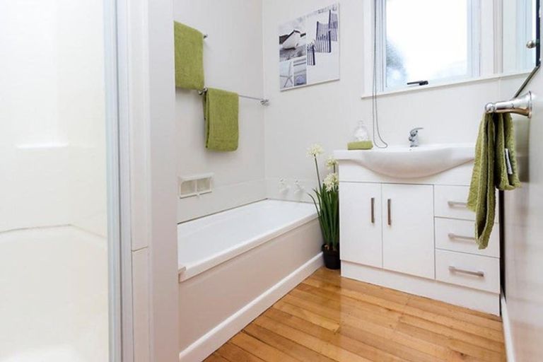 Photo of property in 60 Uxbridge Road, Mellons Bay, Auckland, 2014