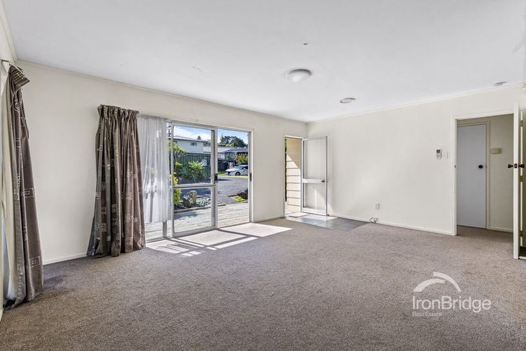 Photo of property in 71 Kemp Road, Massey, Auckland, 0614