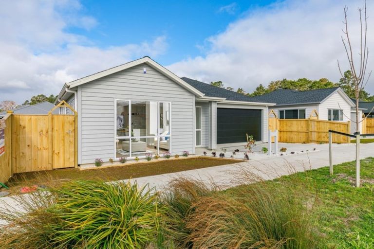 Photo of property in 16 Ropere Street, Kumeu, 0810