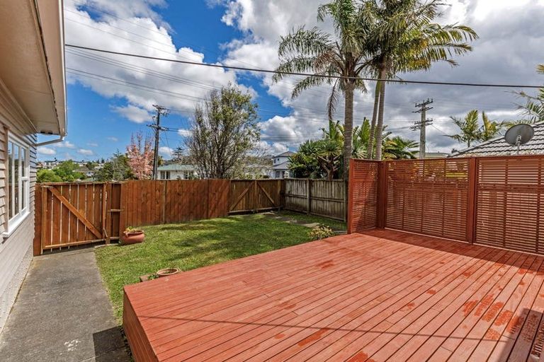 Photo of property in 2/9 Merton Avenue, Glenfield, Auckland, 0627