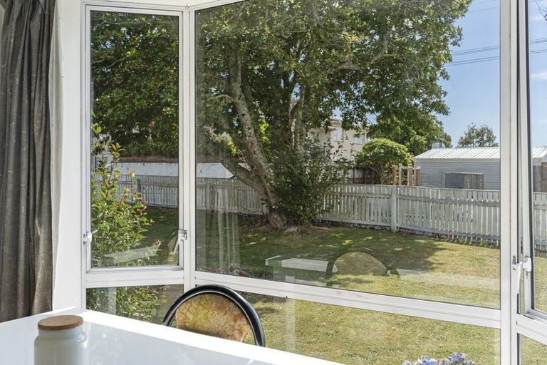 Photo of property in 43 Woodleigh Street, Frankleigh Park, New Plymouth, 4310