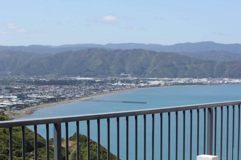 Photo of property in 41a Tamworth Crescent, Newlands, Wellington, 6037