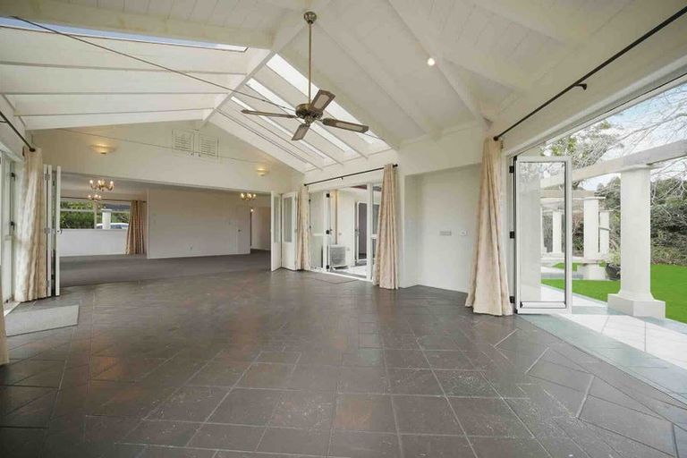 Photo of property in 9 Laingholm Drive, Laingholm, Auckland, 0604