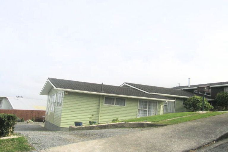Photo of property in 2 Honeysuckle Grove, Maungaraki, Lower Hutt, 5010