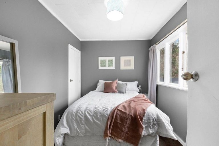 Photo of property in 2 Te Pari Pari Road, Pukerua Bay, 5026