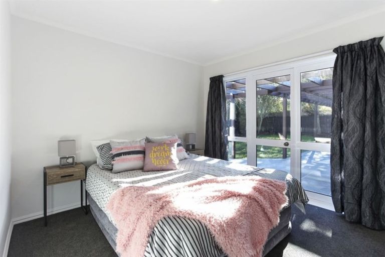 Photo of property in 33 Kirsten Place, Parklands, Christchurch, 8083