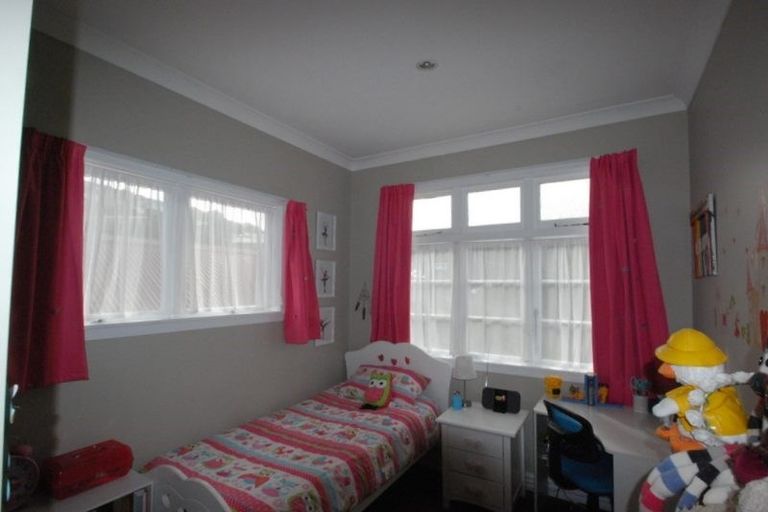 Photo of property in 70 Salford Street, Newlands, Wellington, 6037