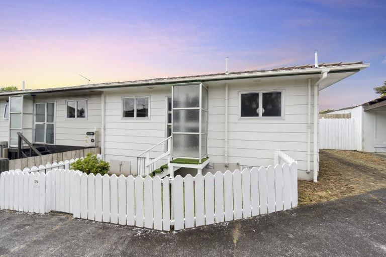 Photo of property in 2/4 Slim Place, Clendon Park, Auckland, 2103
