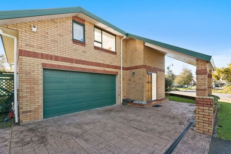 Photo of property in 8 Vinograd Drive, Te Atatu Peninsula, Auckland, 0610