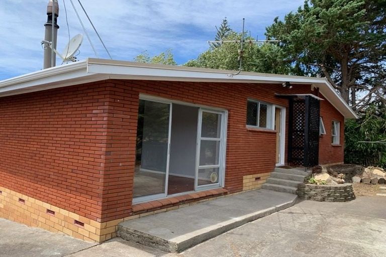 Photo of property in 60 Rewarewa Road, Te Atatu Peninsula, Auckland, 0610