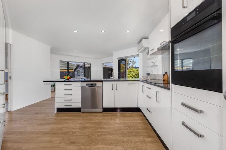 Photo of property in 6 Mariners Way, Whitby, Porirua, 5024