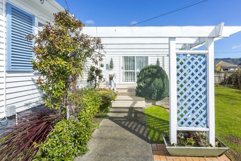 Photo of property in 10 Savage Crescent, Upper Hutt Central, Upper Hutt, 5018