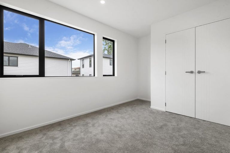 Photo of property in 8/94 Godley Road, Green Bay, Auckland, 0604