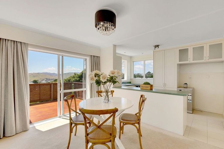 Photo of property in 2 Karoro Place, Paremata, Porirua, 5024