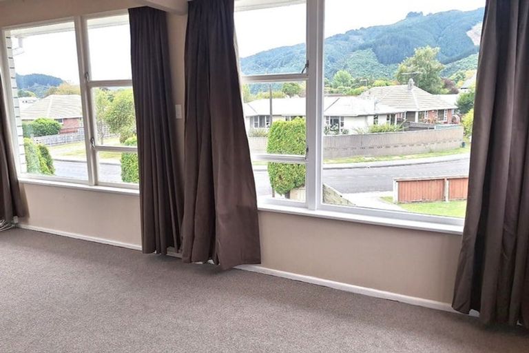 Photo of property in 6 Whirinaki Crescent, Heretaunga, Upper Hutt, 5018
