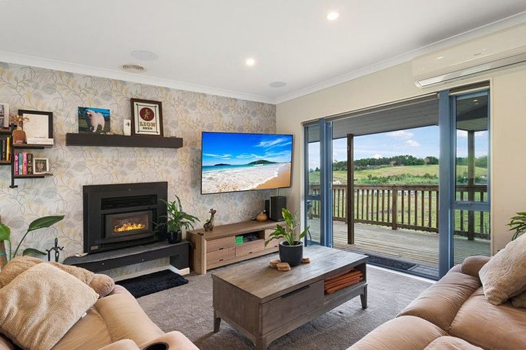 Photo of property in 141 Mangakura Road, Helensville, 0875