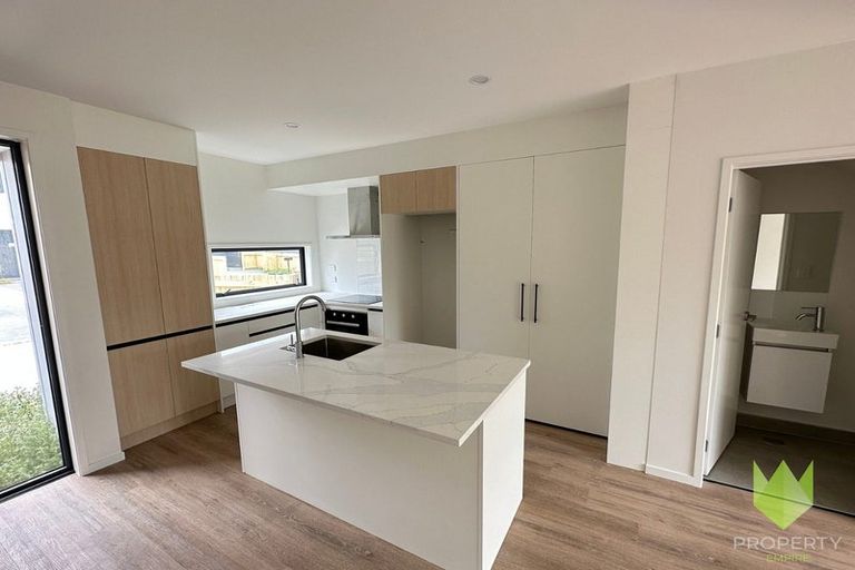 Photo of property in 30 Clay Works Lane, New Lynn, 0600