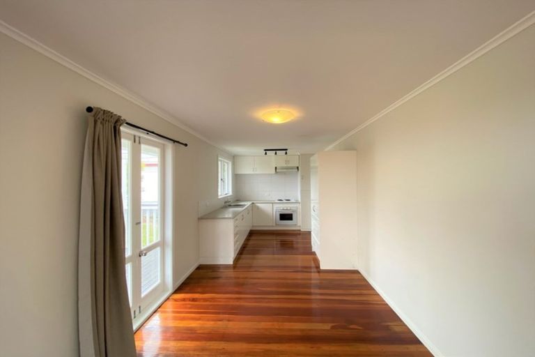 Photo of property in 4 Harding Avenue, Te Atatu South, Auckland, 0610