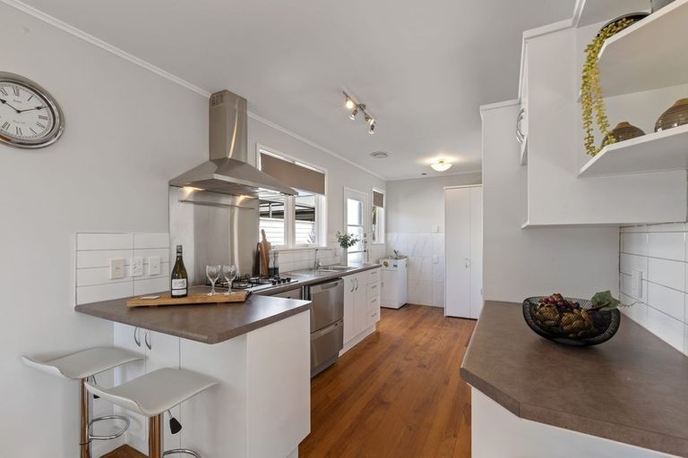 Photo of property in 17 Thomas Avenue, Te Atatu Peninsula, Auckland, 0610