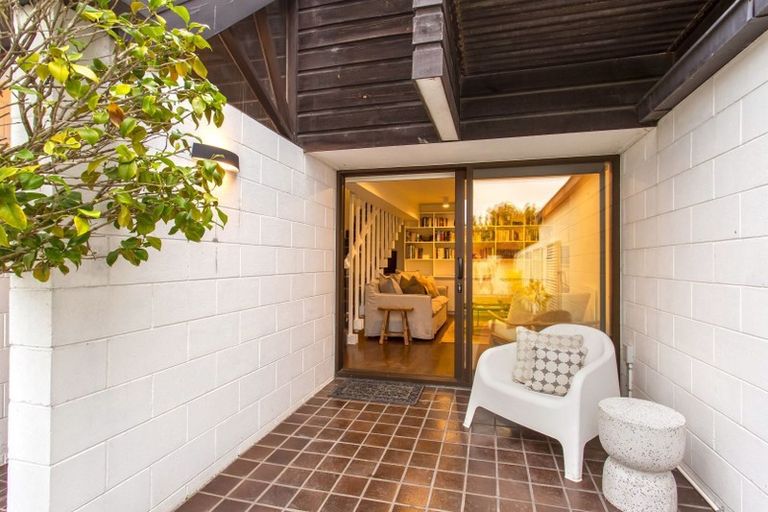 Photo of property in 94b Aikmans Road, Merivale, Christchurch, 8014