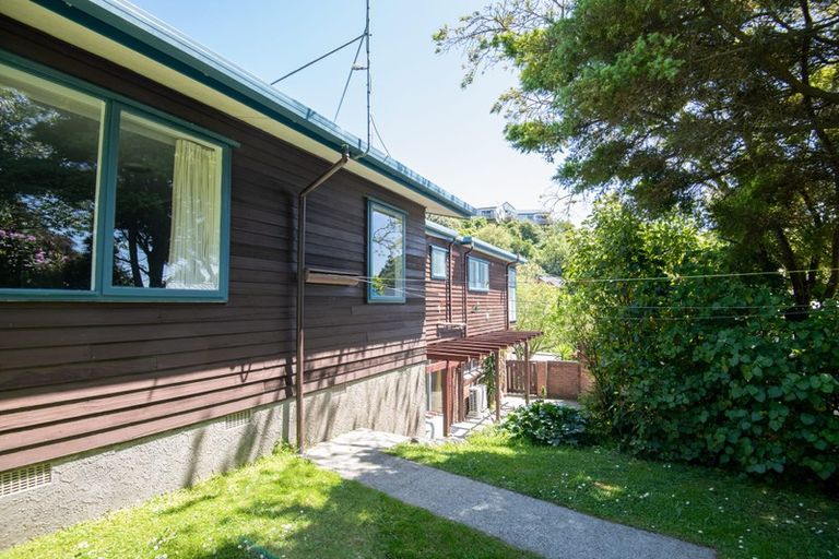 Photo of property in 72 Churton Drive, Churton Park, Wellington, 6037