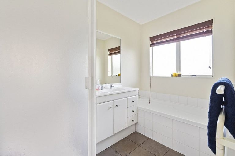 Photo of property in 2/12 Pat O'connor Place, Manurewa, Auckland, 2105