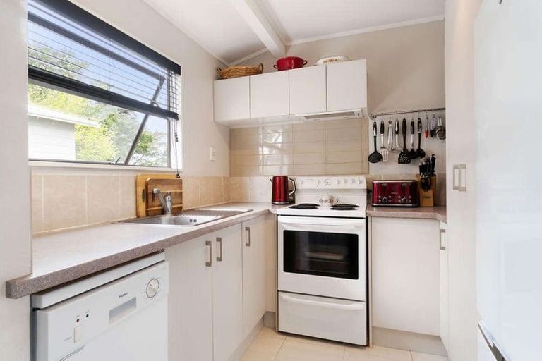 Photo of property in 2/87 Hobsonville Road, West Harbour, Auckland, 0618