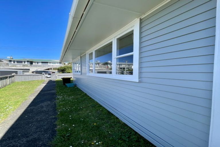 Photo of property in 4 Balmain Street, Newlands, Wellington, 6037