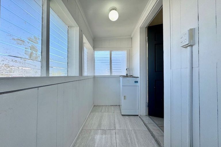 Photo of property in 43 Scotts Road, Manurewa East, Auckland, 2102