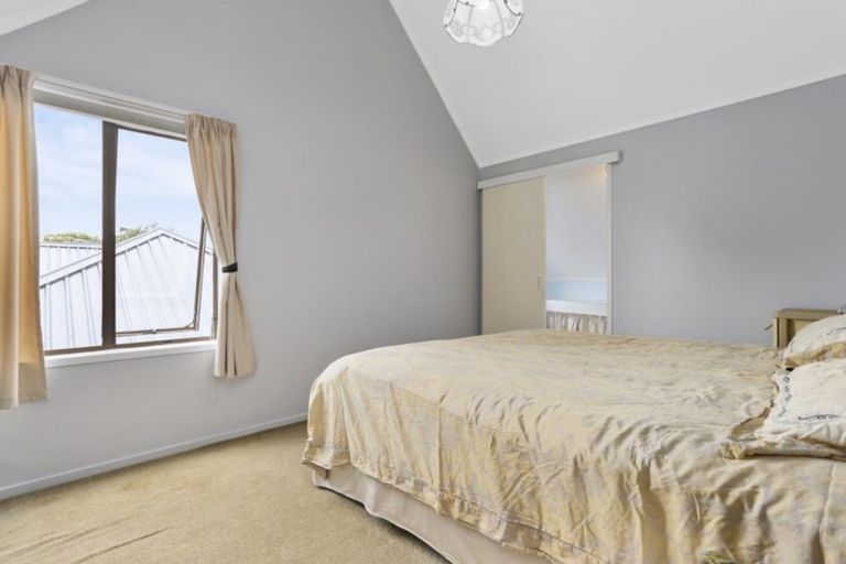 Photo of property in 2/8 Shakespeare Road, Milford, Auckland, 0620