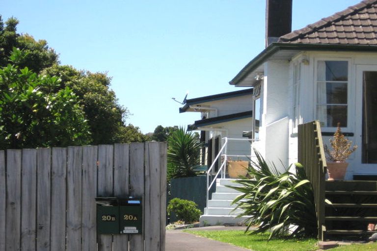 Photo of property in 2/20 Kia Ora Road, Beach Haven, Auckland, 0626
