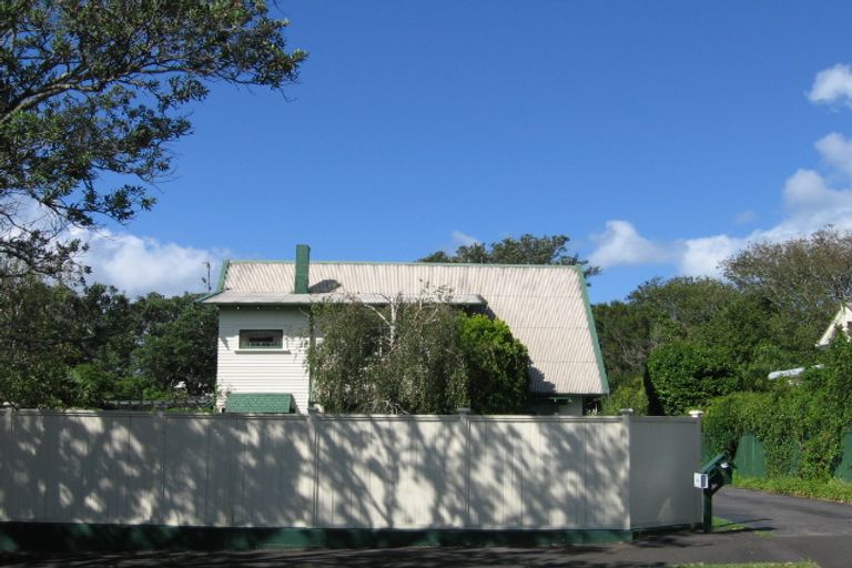 Photo of property in 6 Second Avenue, Stanley Point, Auckland, 0624