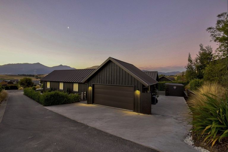 Photo of property in 12 Kinross Lane, Jacks Point, Queenstown, 9371