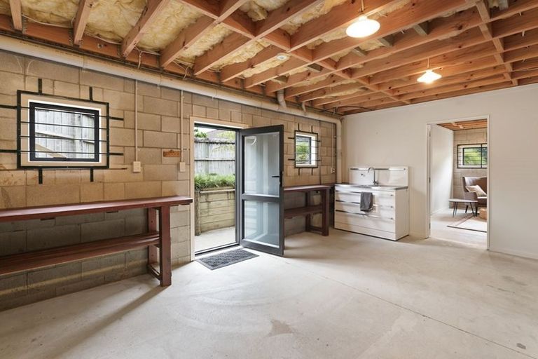 Photo of property in 72 Lake Panorama Drive, Henderson Valley, Auckland, 0612