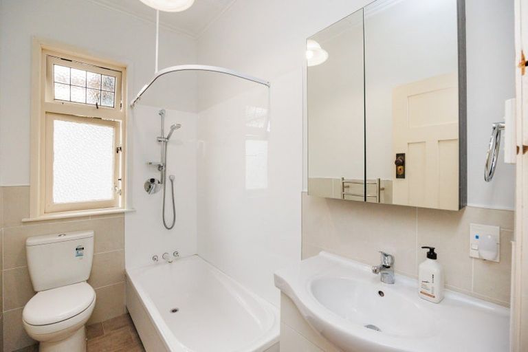 Photo of property in 27 Brightwater Terrace, Terrace End, Palmerston North, 4410