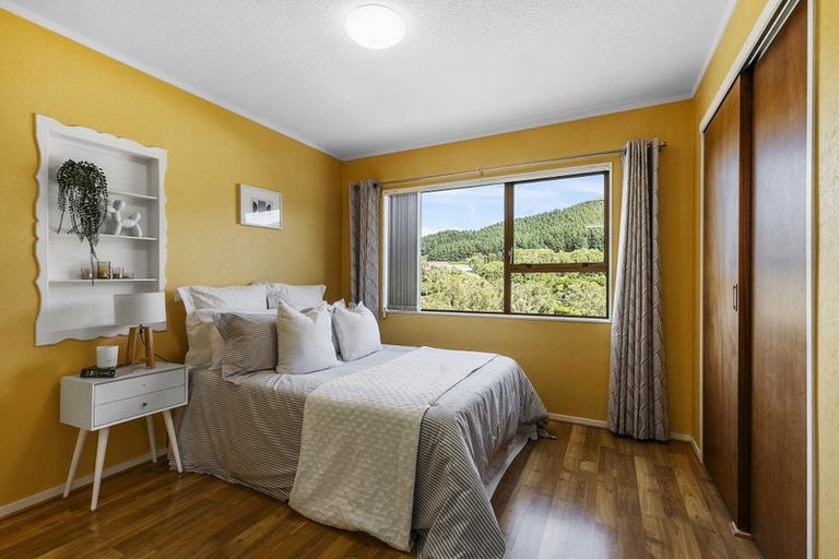 Photo of property in 20 Zande Terrace, Tawa, Wellington, 5028