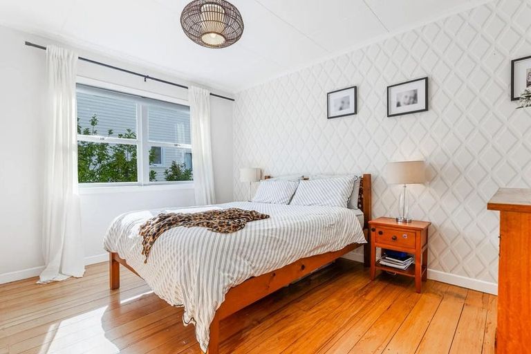 Photo of property in 41 Hanlon Crescent, Narrow Neck, Auckland, 0624