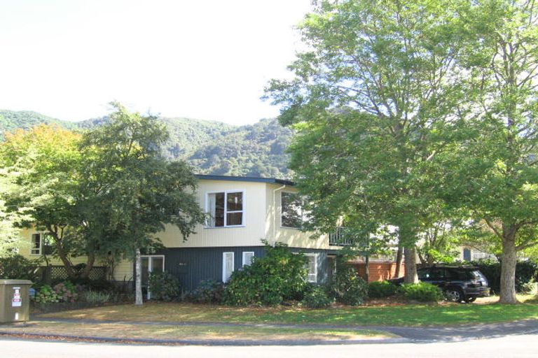 Photo of property in 15 Montana Road, Totara Park, Upper Hutt, 5018