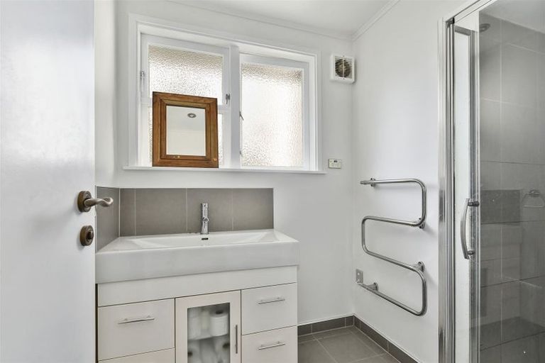 Photo of property in 1/30 Fraser Road, Narrow Neck, Auckland, 0624