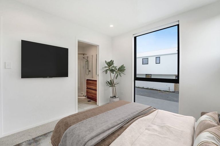 Photo of property in 2/11 Paramu Avenue, Birkdale, Auckland, 0626