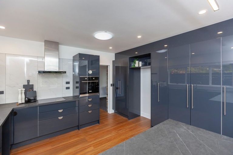 Photo of property in 21 Rewarewa Crescent, Waikanae, 5036