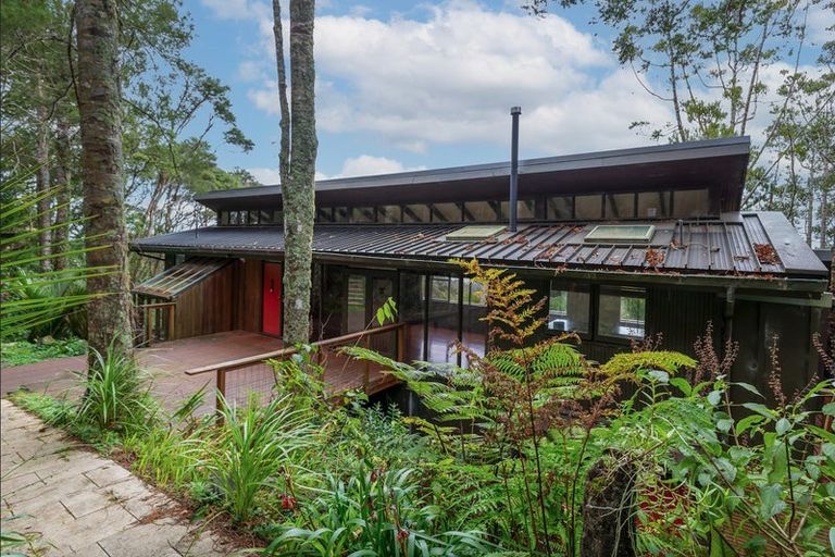 Photo of property in 10 Rangiwai Road, Titirangi, Auckland, 0604