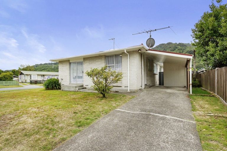 Photo of property in 102 Pasadena Crescent, Totara Park, Upper Hutt, 5018