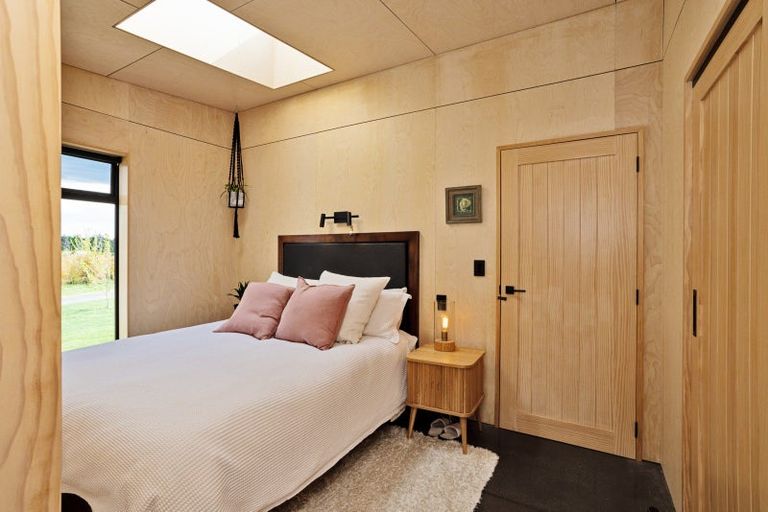 Photo of property in 68 Sunrise Drive, Seaward Bush, Invercargill, 9812