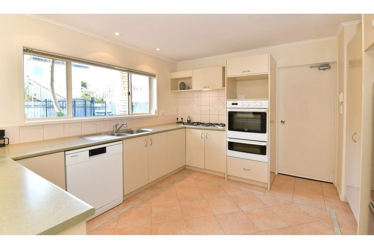 Photo of property in 168 Centreway Road, Orewa, 0931